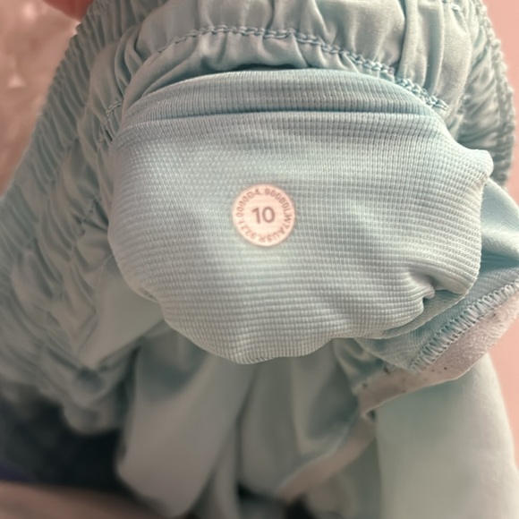 Lululemon Hotty Hot Lowrise 2.5” Icing Blue shorts - Picture 6 of 7